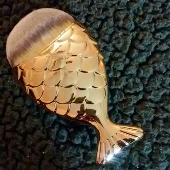 Gold Mermaid Tail Foundation Brush - Picture 1 of 1
